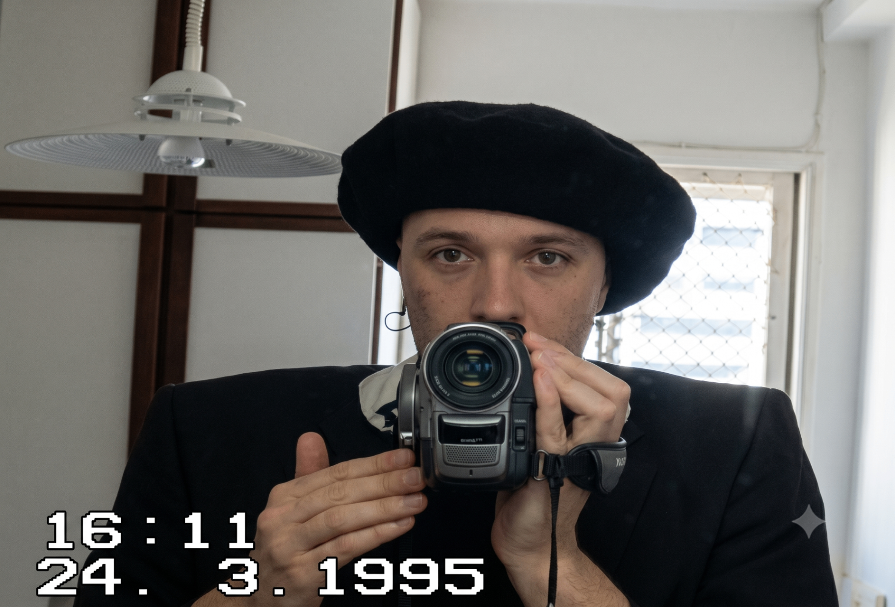מאחורי המצלמה